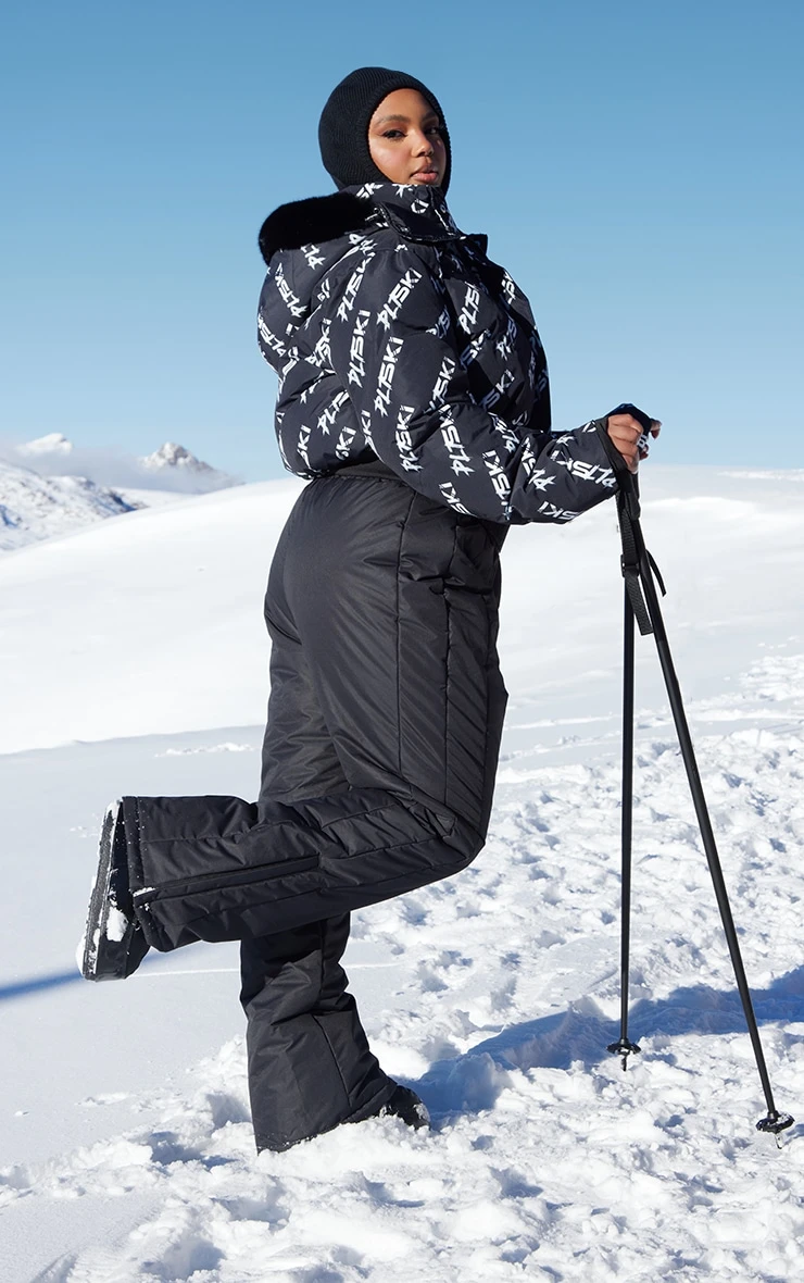 PRETTYLITTLETHING SKI Plus Black Faux Fur Hooded Printed Puffer 2 PRETTYLITTLETHING SKI Plus Black Faux Fur Hooded Printed Puffer - Image 2