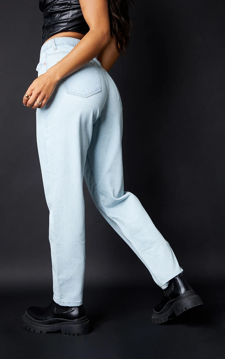 PRETTYLITTLETHING L30 Light Wash Mom Jeans 4 PRETTYLITTLETHING L30 Light Wash Mom Jeans - Image 4