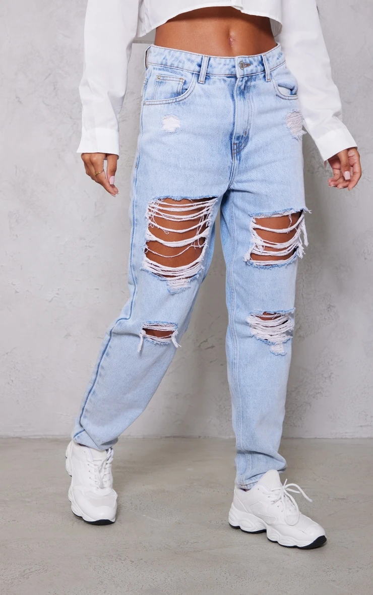 PRETTYLITTLETHING Light Blue Wash Ripped Mom Jeans 3 PRETTYLITTLETHING Light Blue Wash Ripped Mom Jeans - Image 3