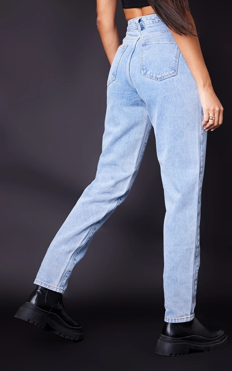 PRETTYLITTLETHING L32 Light Blue Wash Mom Jeans 4 PRETTYLITTLETHING L32 Light Blue Wash Mom Jeans - Image 4