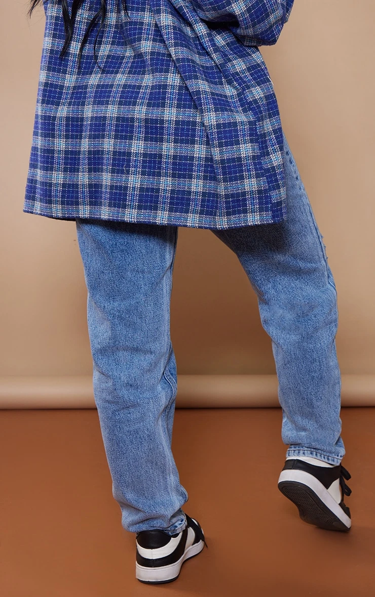 PRETTYLITTLETHING Mid Blue Wash Knee Rip Mom Jeans 4 PRETTYLITTLETHING Mid Blue Wash Knee Rip Mom Jeans - Image 4